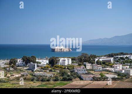 Rocher d'Al Hoceima vu d'en haut. L'île est le territoire espagnol au large de la côte du Maroc. Banque D'Images