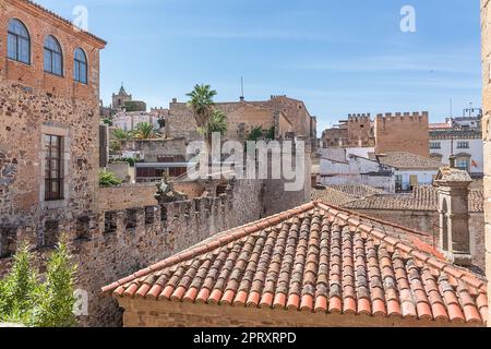 Cáceres Spain - 09 12 2021: Vue sur la forteresse médiévale et la tour Bujaco, l'emblématique Torre Bujaco, un bâtiment du patrimoine sur la Plaza Mayor dans la ville de Cáceres Banque D'Images