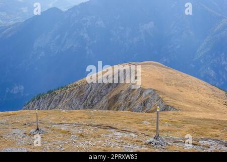 collines douces avec des herbes brunes au sommet d'une montagne en autriche Banque D'Images