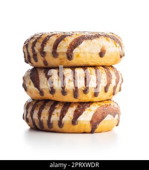 Beignets avec glaçage au chocolat et au caramel isolés sur fond blanc. Banque D'Images