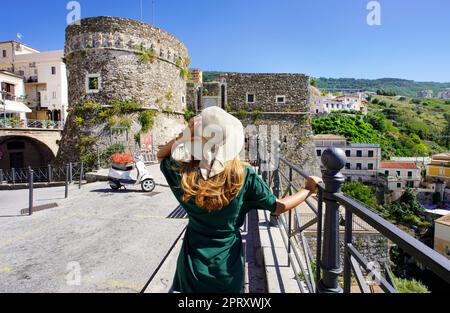 Tourisme en Calabre. Vue arrière de la belle femme à Pizzo avec Murat Aragon Castle à Pizzo, Calabre, Italie. Banque D'Images