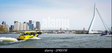 Rotterdam, Niederlande. 27th avril 2023. Le roi Willem-Alexandre, la reine Maxima, la princesse Amalia et la princesse Ariane des pays-Bas à Rotterdam, sur 27 avril 2023, pour assister à la célébration Koningsdag (Kingsday), l'anniversaire des rois, route, Afrikaanderplein, Maashaven, Traversée du Nieuwe Maas (avec bateau-taxi), plein 1940, Blaak, Markthal et se termine au crédit Binnenrotte : Rota/ Albert Nieboer/pays-Bas OUT/point de vue OUT/dpa/Alay Live News Banque D'Images