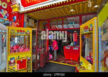 Jeux d'arcade en bord de mer. Paignton, Devon, Royaume-Uni Banque D'Images