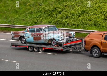 La berline spéciale 1955 de Buick est dotée d'une peinture bicolore, d'un chrome intense et d'un pare-brise enveloppant. Berline américaine rouillée de style 1950s avec ailettes de queue. Banque D'Images