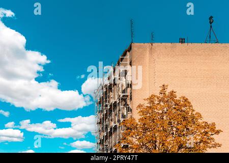 Vue latérale de plusieurs étages en cours de rénovation. Efficacité énergétique rénovation des murs de maison pour économiser l'énergie. Isolation thermique extérieure du mur de la maison avec minéral Banque D'Images