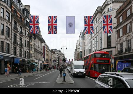 Londres, Royaume-Uni. 27th avril 2023. Union Jacks décorent le Strand, préparant le couronnement du roi Charles III, tenu sur 6 mai à Londres. Crédit : voir Li/Picture Capital/Alamy Live News Banque D'Images