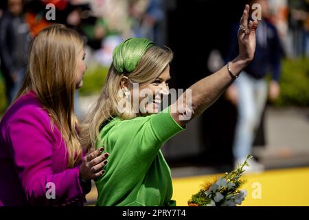 ROTTERDAM - la reine Maxima et la princesse Amalia lors de la célébration de la Journée du Roi à Rotterdam. La visite a marqué le dixième anniversaire du règne de Willem-Alexandre. ANP ROBIN VAN LONKHUIJSEN pays-bas sortie - belgique sortie Banque D'Images