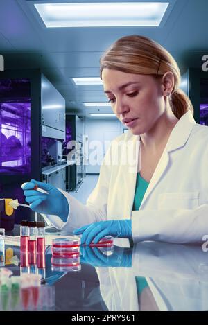 Une scientifique, biologiste, biochimiste caucasienne travaille dans un laboratoire de recherche, un laboratoire pharmaceutique et un centre de recherche universitaire. Banque D'Images