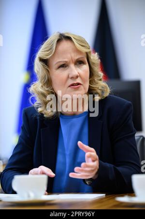 PRODUCTION - 27 avril 2023, Berlin: Steffi Lemke (Bündnis 90/Die Grünen), ministre fédéral de l'Environnement, de la conservation de la nature, de la sûreté nucléaire et de la protection des consommateurs, siège dans son bureau au ministère lors d'une interview avec l'agence de presse allemande dpa. Photo: Bernd von Jutrczenka/dpa Banque D'Images