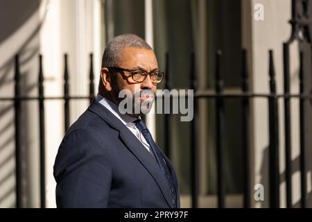 Londres, Royaume-Uni. 25th avril 2023. James, ingénieusement ministre des Affaires étrangères, quitte le cabinet britannique à Downing Street à Londres. Crédit : SOPA Images Limited/Alamy Live News Banque D'Images