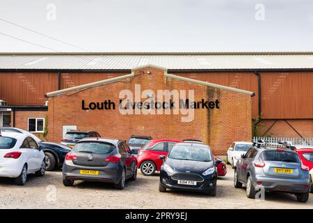 Bâtiment du marché du bétail de Louth avec voitures garées. Capitale des Wolds. Ville de Louth, Lincolnshire, Angleterre. Banque D'Images