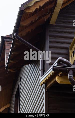 Le système de vidange de la gouttière doit être installé sur le toit. Égoutter sur le toit de la maison. Drainage du toit. Évacuation de l'eau du toit. Banque D'Images