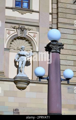 Wiesbaden, Allemagne - 09.30.2018: Théâtre d'Etat, avec la statue de Friedrich Schiller en face Banque D'Images
