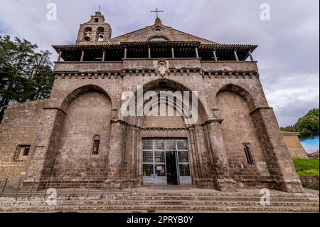 Façade de l'ancienne basilique de San Flaviano à Montefiascone, Italie Banque D'Images