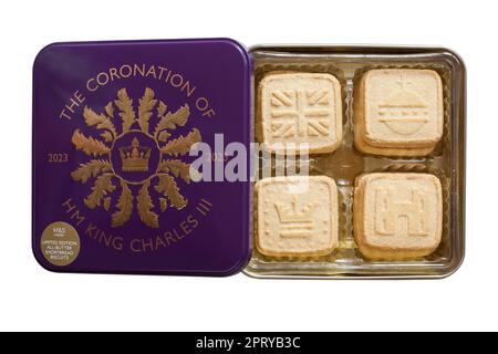 Boîte en édition limitée de biscuits sablés au beurre pour commémorer le couronnement du Roi Charles III 2023 de M&S isolé sur fond blanc Banque D'Images