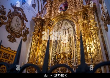 Málaga, Espagne -- sanctuaire élaboré à la Vierge Marie à l'historique Parroquia de los Santos Mártires Ciriaco y Paula Banque D'Images