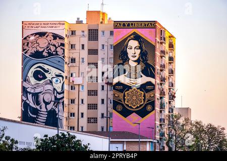 Málaga, Espagne -- peintures murales colorées, 'Paz y Libertad,' sur un immeuble d'appartements au coucher du soleil Banque D'Images