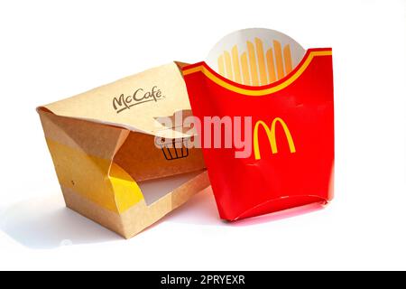 Ho Chi Minh ville, Vietnam - 20 avril 2023 : boîtes de frites et de papier dessert vides avec les logos McDonald's et McCafe isolés sur du blanc. Corbeille gauche Banque D'Images