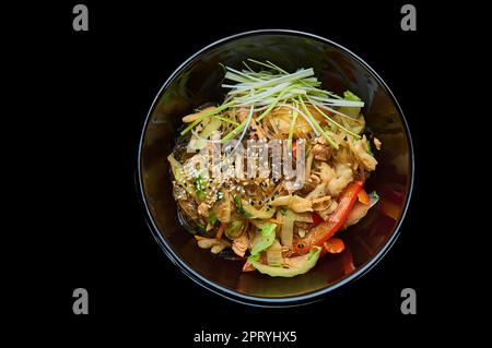 Nouilles Harusame avec fruits de mer dans un bol profond sur fond noir isolé. Photo de haute qualité Banque D'Images