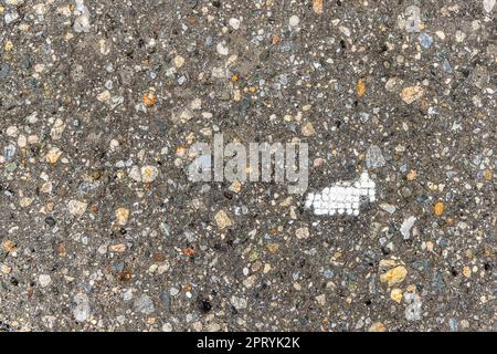 image détaillée d'un motif blanc aléatoire sur l'asphalte Banque D'Images