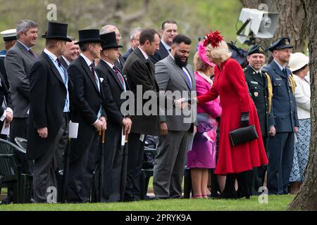 La reine Consort assiste à une cérémonie pour présenter de nouveaux standards et couleurs à la Marine royale, aux gardes de vie du régiment monté de cavalerie de la maison, à la Compagnie du roi des gardes Grenadier et à l'escadron de couleur du roi de la Royal Air Force à Buckingham Palace à Londres. Date de la photo: Jeudi 27 avril 2023. Banque D'Images