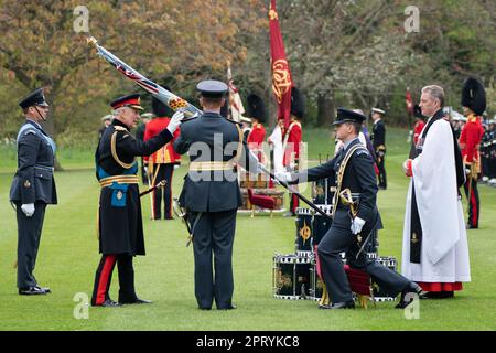 Le roi Charles III présente de nouvelles normes et couleurs au King's Color Squadron de la Royal Air Force à Buckingham Palace à Londres. Date de la photo: Jeudi 27 avril 2023. Banque D'Images