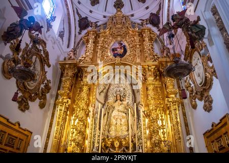 Málaga, Espagne -- sanctuaire élaboré à la Vierge Marie à l'historique Parroquia de los Santos Mártires Ciriaco y Paula Banque D'Images