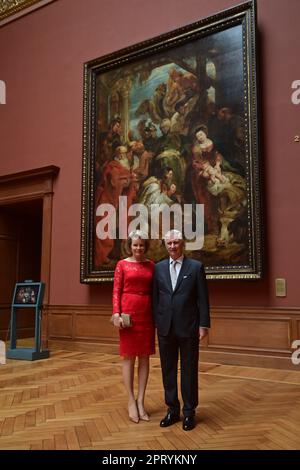 Anvers, Belgique, 27 avril 2023. La reine Mathilde de Belgique et le roi Philippe - Filip de Belgique pose devant le tableau de Peter Paul Rubens 'adoration des Magi' - porte d'entrée de Koningen lors d'une visite royale au musée KMSKA - Musée Koninklijk voor Schone Kunsten Antwerpen - Musée royal des Beaux-Arts d'Anvers, Anvers À Anvers, le jeudi 27 avril 2023. Ils se familiarisent avec le nouveau bâtiment, la collection d'art et le fonctionnement du musée rénové. Le KMSKA a rouvert ses portes au public en septembre 2022 après une importante rénovation et expansion BELGA PHOTO DIRK WAEM Banque D'Images