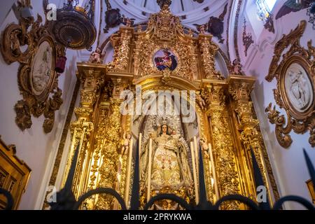 Málaga, Espagne -- sanctuaire élaboré à la Vierge Marie à l'historique Parroquia de los Santos Mártires Ciriaco y Paula Banque D'Images