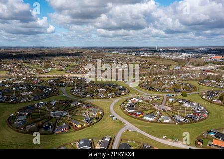 Brondby, Danemark. 27th avril 2023. Depuis les airs, la ville-jardin danoise de Brondby Haveby, près de Copenhague, ressemble au cadre d'un film de science-fiction. Les 24 jardins communautaires circulaires ont été disposés dans le 1960s à un design par l'architecte de paysage Mygind. Ils ressemblent à de vieux villages danois où les résidents se sont réunis au village bien dans le centre pour partager des nouvelles. (Prise de vue avec un drone). Credit: Stephan Schulz/dpa-Zentralbild/dpa/Alay Live News Banque D'Images
