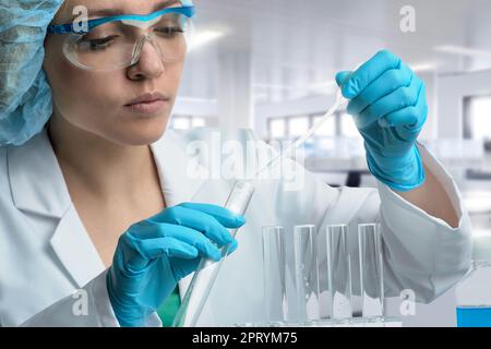 Une scientifique, biologiste, biochimiste caucasienne travaille dans un laboratoire de recherche, un laboratoire pharmaceutique et un centre de recherche universitaire. Banque D'Images