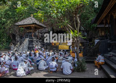 Bali, Indonésie le 5 septembre 2022, dévore les Hindous lors d'une cérémonie devant le temple de Goa Lawah Banque D'Images