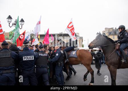 Versailles, France. 26th avril 2023. Des manifestants protestent contre le voyage de Sarah El Haïry, secrétaire d'Etat chargée de la Jeunesse et de la SNU (Service national universel) à Versailles, en France, sur 26 avril 2023, Pour la onzième étape de sa tournée en France pour inciter les 15-17 ans à s'inscrire aux séjours de cohésion spécialement prévus pour cet été. Photo de Florian Poitout/ABACAPRESS.COM crédit: Abaca Press/Alay Live News Banque D'Images