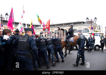 Versailles, France. 26th avril 2023. Des manifestants protestent contre le voyage de Sarah El Haïry, secrétaire d'Etat chargée de la Jeunesse et de la SNU (Service national universel) à Versailles, en France, sur 26 avril 2023, Pour la onzième étape de sa tournée en France pour inciter les 15-17 ans à s'inscrire aux séjours de cohésion spécialement prévus pour cet été. Photo de Florian Poitout/ABACAPRESS.COM crédit: Abaca Press/Alay Live News Banque D'Images