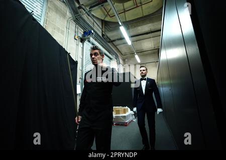 Ronnie O'Sullivan s'en va pour jouer à Luca Brecel (non représenté) le 11 e jour du Championnat du monde de Snooker de Cazoo au Crucible Theatre, Sheffield. Date de la photo: Mardi 25 avril 2023. Banque D'Images