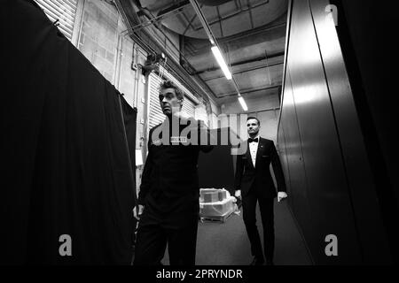 Ronnie O'Sullivan s'en va pour jouer à Luca Brecel (non représenté) le 11 e jour du Championnat du monde de Snooker de Cazoo au Crucible Theatre, Sheffield. Date de la photo: Mardi 25 avril 2023. Banque D'Images