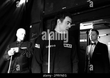 Ronnie O'Sullivan s'en va pour jouer à Luca Brecel (non représenté) le 11 e jour du Championnat du monde de Snooker de Cazoo au Crucible Theatre, Sheffield. Date de la photo: Mardi 25 avril 2023. Banque D'Images