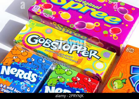 DOUCHANBÉ, TADJIKISTAN - 18 AOÛT 2022 : différents types de friandises américaines (Gobstopper, Spree, Runts, Nerds). Banque D'Images