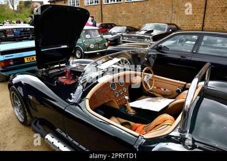 Ford Cobra 427 sur l'affichage statique dans le parking au Hook Norton Brewery Classic car Meeting 23 avril 2023 Banque D'Images