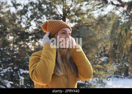 Jeune femme profitant de la journée d'hiver dans la forêt Banque D'Images