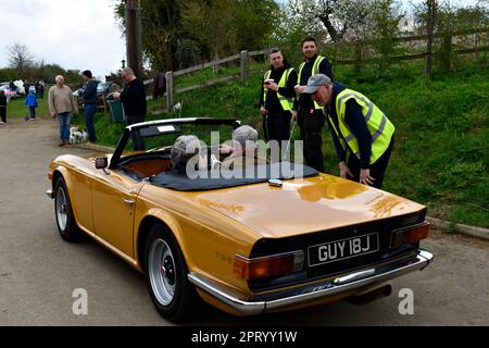 TR6 voiture de sport arrivant à la rencontre de voiture classique de la brasserie Hook Norton le 23 avril 2023 Banque D'Images