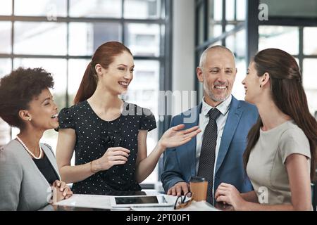 Obtenir un nouveau point de vue sur leurs derniers plans. un groupe d'hommes d'affaires ayant une réunion dans un bureau moderne Banque D'Images