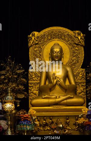 Dieu bouddha Buddhishm art. Statue de bouddha de seigneur faite de pierre indienne et peinte de couleur dorée. Banque D'Images