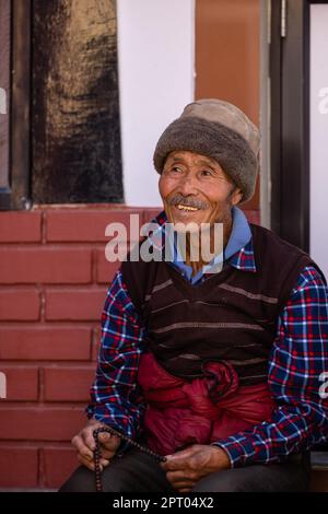 Sarnath, Uttar Pradesh, Inde - novembre 2022: Portrait d'un peuple de tibbet avec visage souriant à sarnath dans la ville de varanasi. Banque D'Images