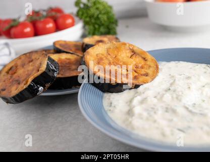 Aubergine frite au tzatziki grec Banque D'Images
