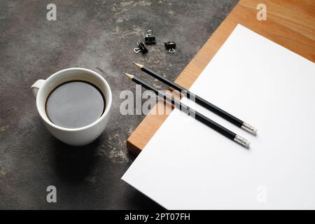 Ensemble de papeterie vierge. Papier à en-tête vierge, crayons, tasse à café et pinces. Banque D'Images