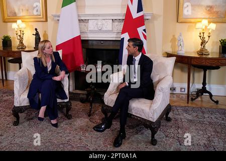 Le Premier ministre Rishi Sunak avec le Premier ministre italien Giorgia Meloni au 10 Downing Street, Londres, avant une réunion bilatérale. Date de la photo: Jeudi 27 avril 2023. Banque D'Images