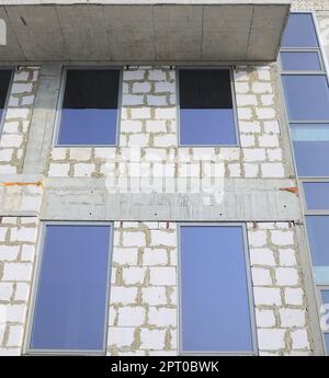 Fragment d'une structure inachevée d'un bâtiment de plusieurs étages fait de grandes briques de béton Banque D'Images