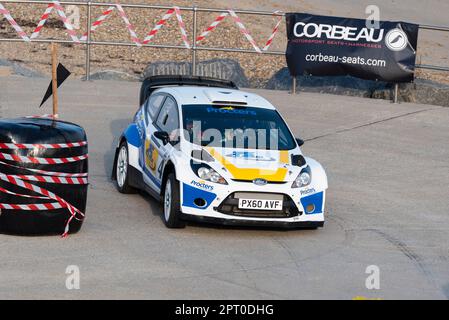 Kevin Procter faisant la course d'une Ford Fiesta WRC en compétition dans les sièges de Corbeau rallye sur le front de mer à Clacton on Sea, Essex, Royaume-Uni. Tom Woodburn, pilote CO Banque D'Images