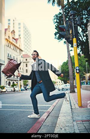 Sachez ce que vous voulez et allez-y. un homme élégant se précipitant pour traverser une rue de la ville Banque D'Images